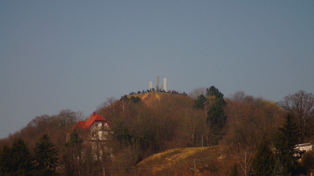 Beobachtung der Sonnenfinsternis am 20. März 2015 auf dem Wallberg in Pforzheim – Menschen versammelt sich auf dem Trümmerberg